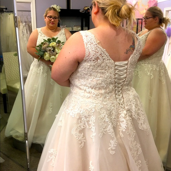 Beautiful never worn wedding dress free of alterations - Picture 1 of 6